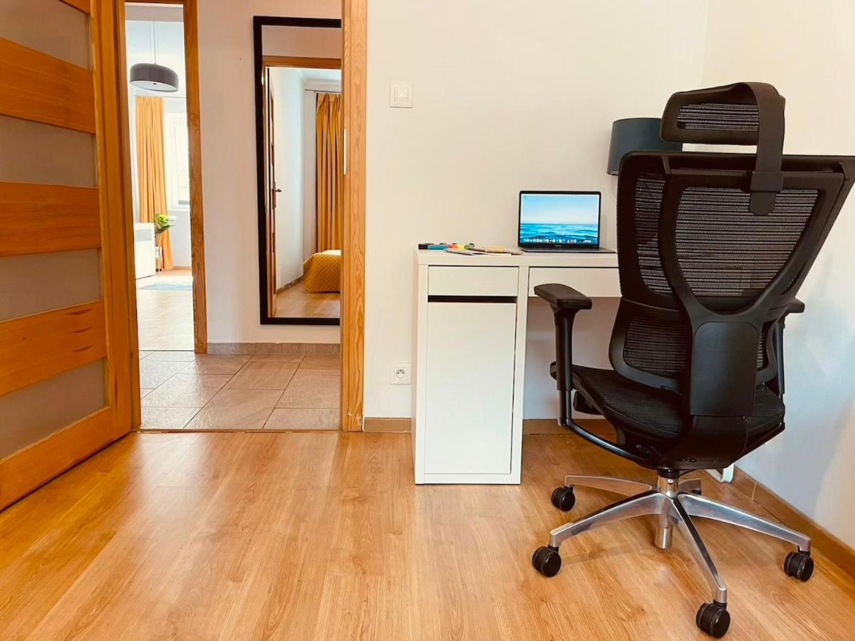 Luxury 4-bedroom In Centre - Self-check In & Fast Wifi Apartment Warsaw